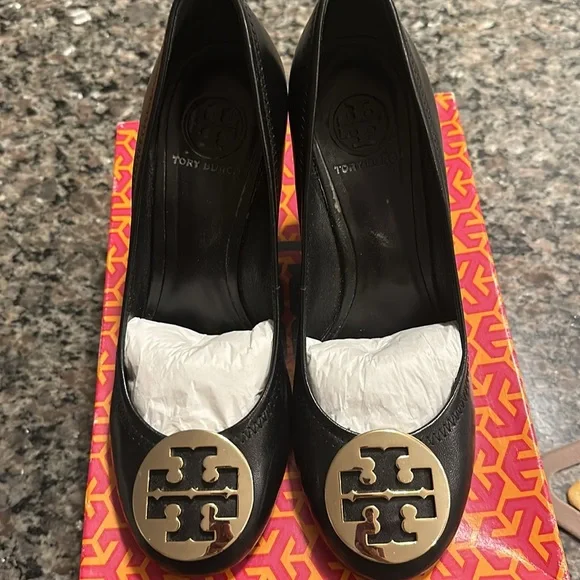 Tory Burch Sophie Wedge Black Metal Logo Women’s Size 9/ a classic!!! - Picture 4 of 9